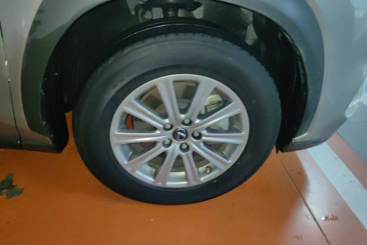 Used Lexus NX 2018 300h Front-Wheel-Drive FENGSHANG Version China V Emission Standard Right Front Wheel Hub