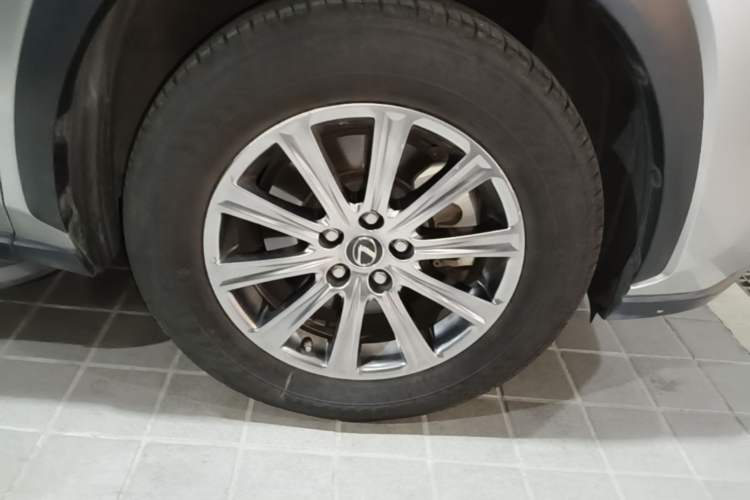 Used Lexus NX 2018 300h Front-Wheel-Drive FENGSHANG Version China V Emission Standard Right Front Wheel Hub