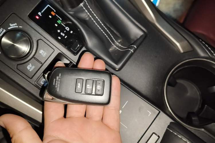 Used Lexus NX 2018 300h Front-Wheel-Drive FENGSHANG Version China V Emission Standard Vehicle Key
