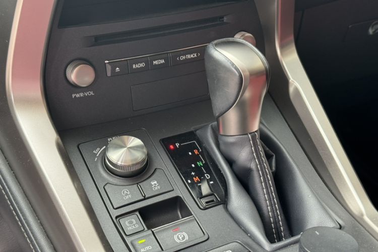 Used Lexus NX 2018 200 Front-Wheel-Drive Xingxing Edition China VI Standard Gear Lever