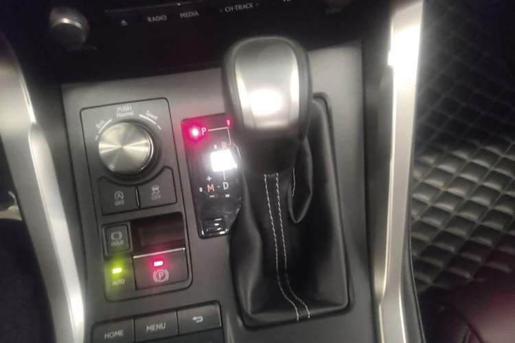 Used Lexus NX 2018 200 Front-Wheel-Drive Xingxing Edition China VI Standard Gear Lever