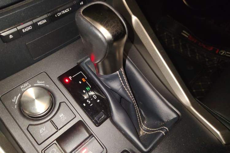 Used Lexus NX 2018 300h All-Wheel-Drive FENGZHI Edition China V Emission Standard Gear Lever