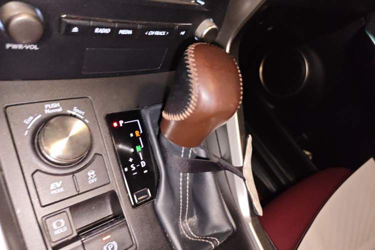 Used Lexus NX 2018 300h Front-Drive FENGSHANG Version China VI Standard Gear Lever