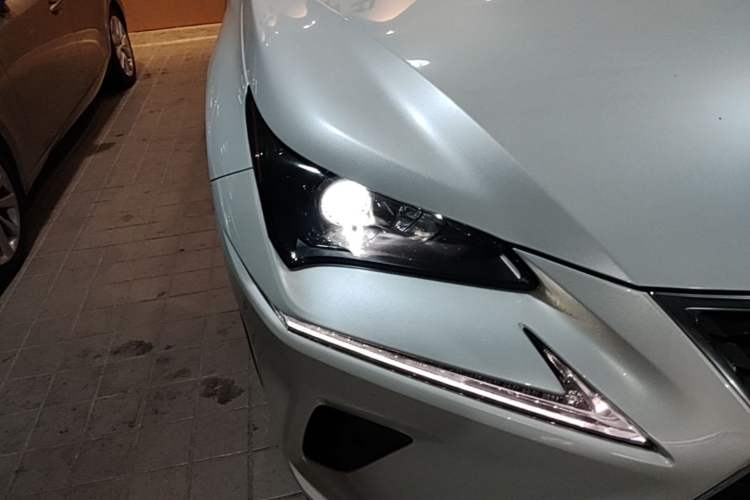 Used Lexus NX 2018 300h Front-Wheel-Drive FENGSHANG Version China V Emission Standard Right Front Headlight