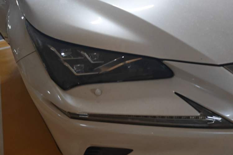 Used Lexus NX 2018 300h All-Wheel-Drive FENGZHI Edition China V Emission Standard Right Front Headlight