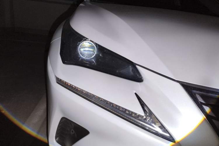 Used Lexus NX 2018 300h Front-Wheel-Drive FENGSHANG Version China V Emission Standard Right Front Headlight