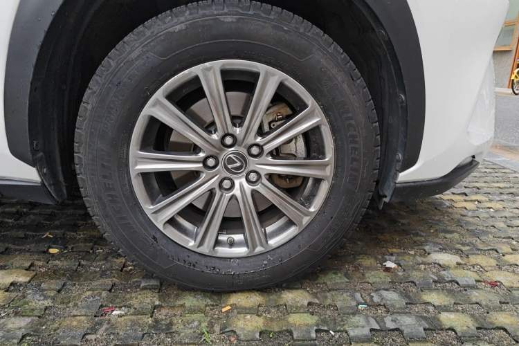 Used Lexus NX 2018 300h Front-Wheel-Drive FENGSHANG Version China V Emission Standard Right Front Wheel Hub