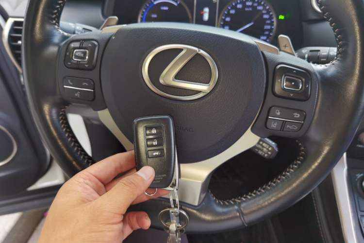 Used Lexus NX 2018 300h Front-Wheel-Drive FENGSHANG Version China V Emission Standard Vehicle Key