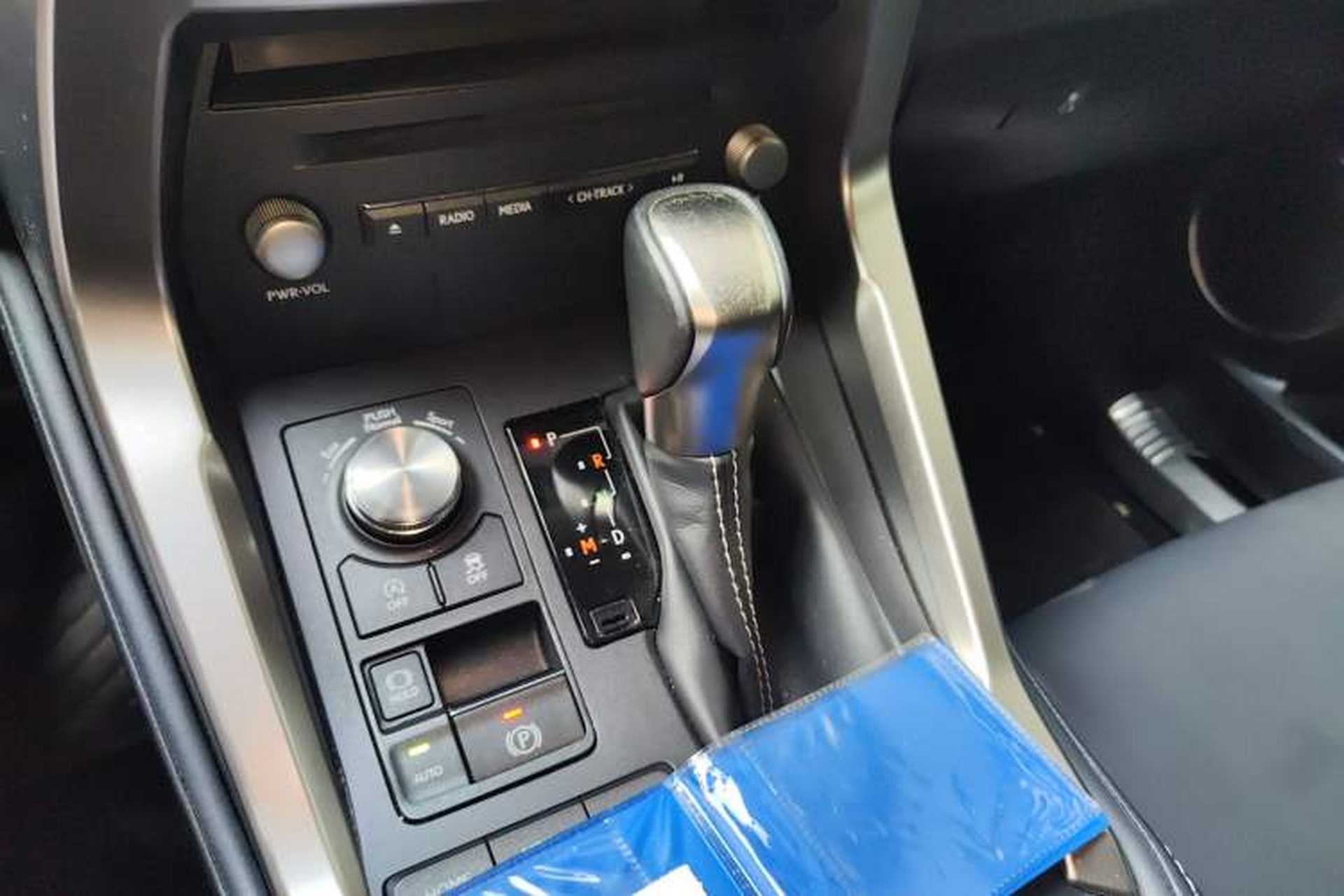 Used Lexus NX 2020 200 Front-Wheel Drive Vmotion Edition China VI Standard Gear Lever