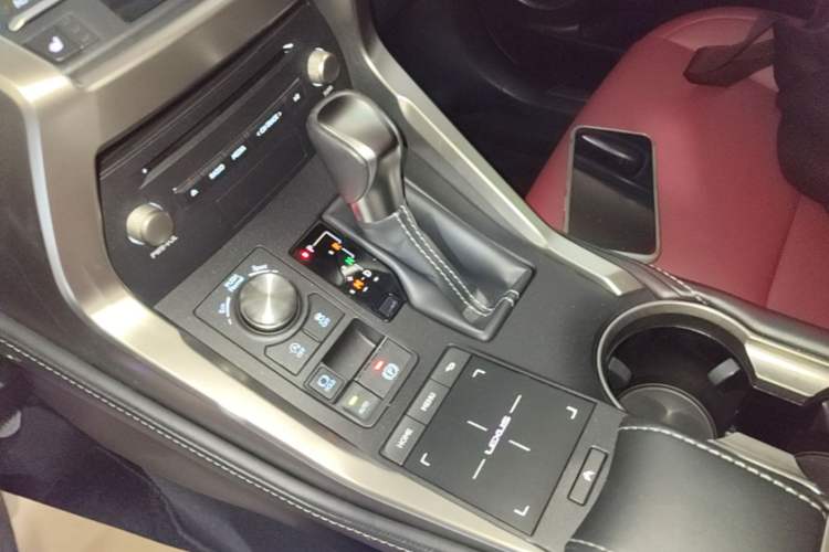 Used Lexus NX 2020 200 Front-Wheel Drive Vmotion Edition China VI Standard Gear Lever