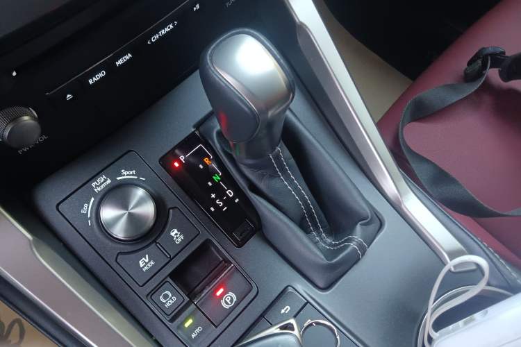 Used Lexus NX 2020 300h Front-Drive FENGSHANG Version China VI Standard Gear Lever