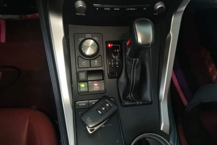 Used Lexus NX 2020 300h Front-Drive FENGSHANG Version China VI Standard Gear Lever