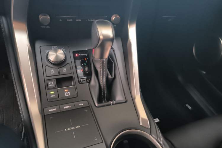 Used Lexus NX 2020 200 Front-Wheel Drive Vmotion Edition China VI Standard Gear Lever