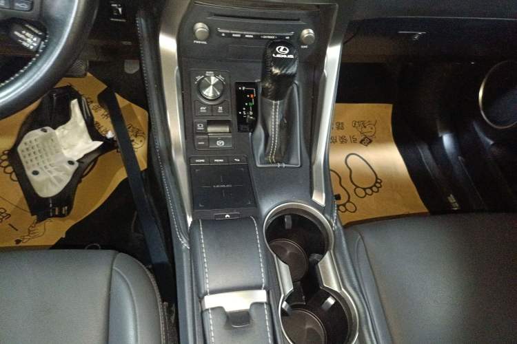 Used Lexus NX 2020 300h Front-Drive FENGSHANG Version China VI Standard Gear Lever