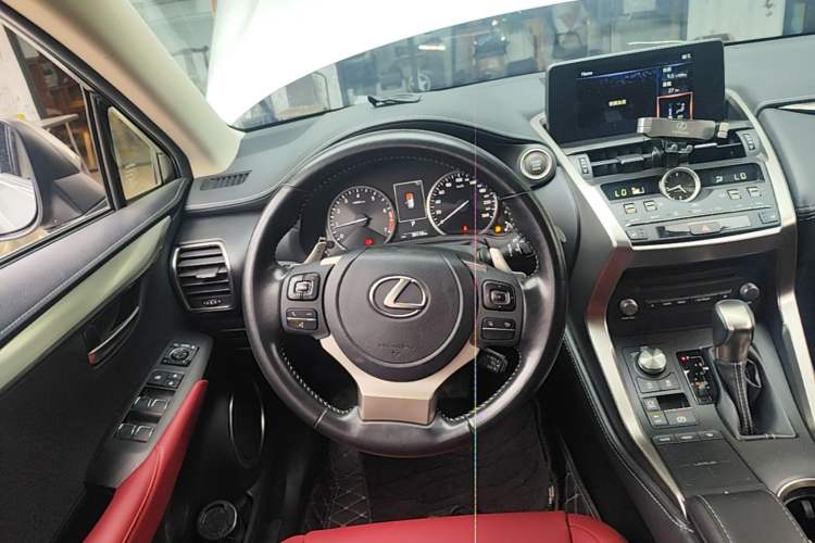 Used Lexus NX 2020 200 Front-Wheel Drive Vmotion Edition China VI Standard Steering Wheel