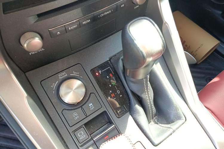 Used Lexus NX 2020 200 Front-Wheel Drive Vmotion Edition China VI Standard Gear Lever