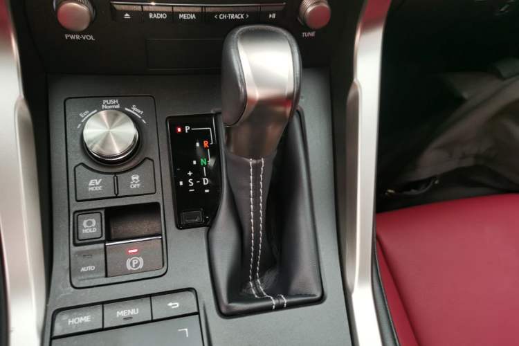 Used Lexus NX 2020 300h Front-Drive FENGSHANG Version China VI Standard Gear Lever