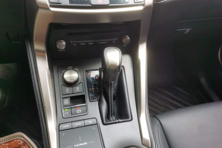 Used Lexus NX 2020 200 Front-Wheel Drive Freeline Edition China VI Standard Gear Lever