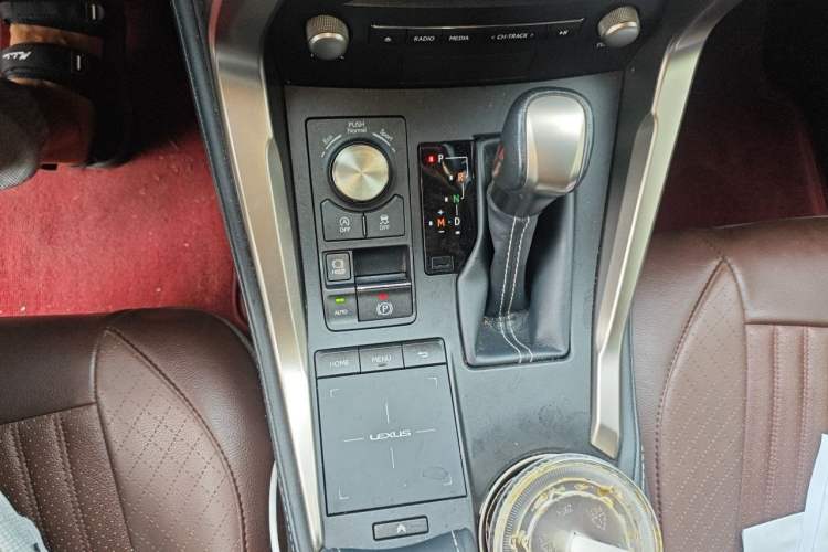 Used Lexus NX 2020 200 Front-Wheel Drive Freeline Edition China VI Standard Gear Lever