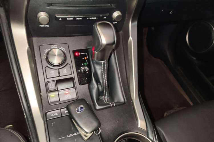 Used Lexus NX 2020 300h Front-Drive FENGSHANG Version China VI Standard Gear Lever
