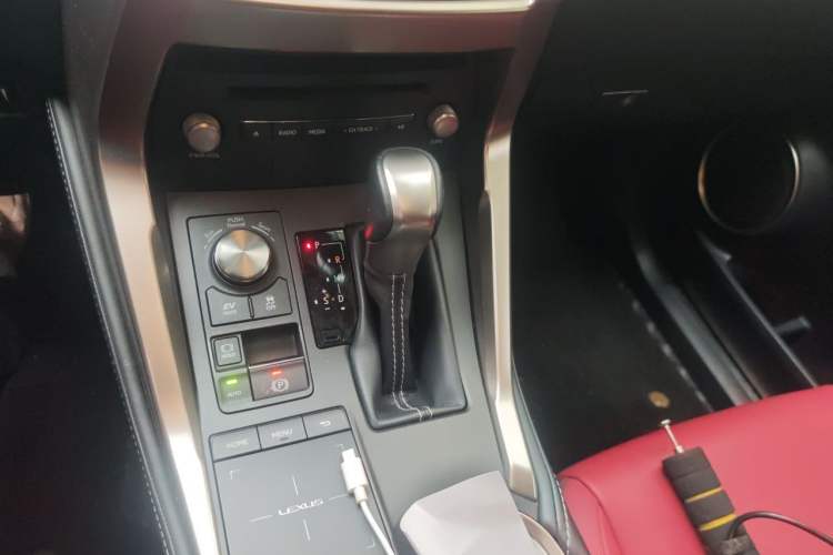 Used Lexus NX 2020 300h Front-Drive FENGSHANG Version China VI Standard Gear Lever
