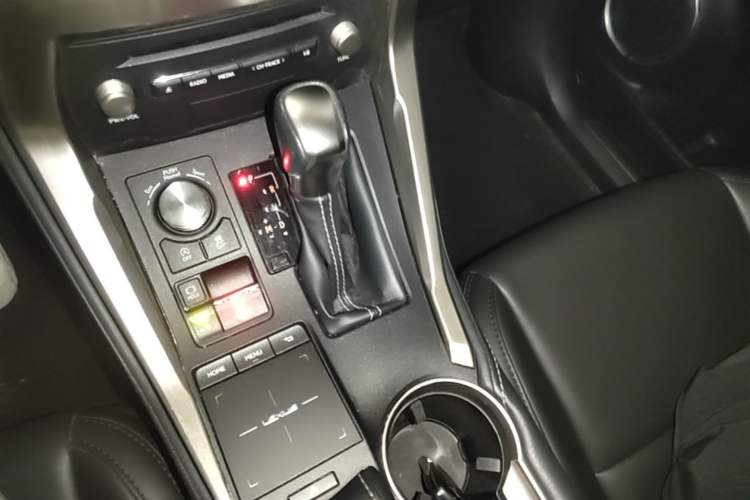 Used Lexus NX 2020 200 Front-Wheel Drive Freeline Edition China VI Standard Gear Lever