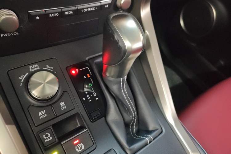 Used Lexus NX 2020 300h Front-Drive FENGSHANG Version China VI Standard Gear Lever