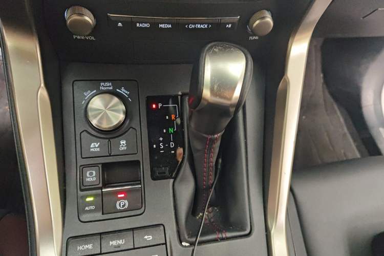 Used Lexus NX 2020 300h Front-Drive Fēngyuè Version China VI Standard Gear Lever