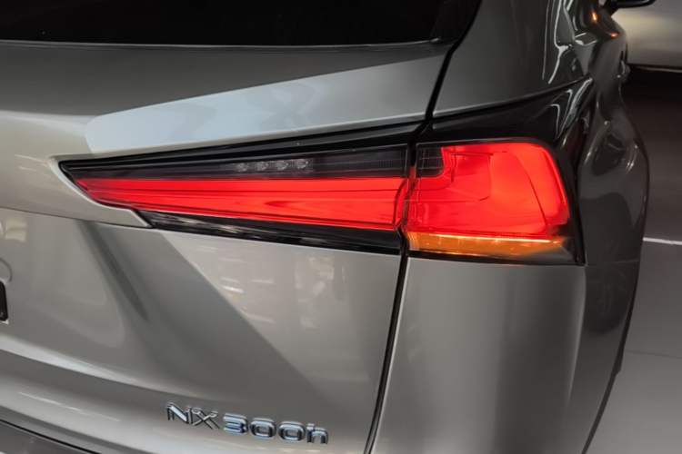 Used Lexus NX 2020 300h Front-Drive FENGSHANG Version China VI Standard Right Rear Taillight