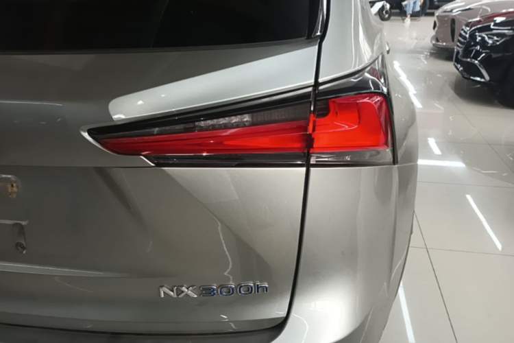 Used Lexus NX 2020 300h Front-Drive FENGSHANG Version China VI Standard Right Rear Taillight