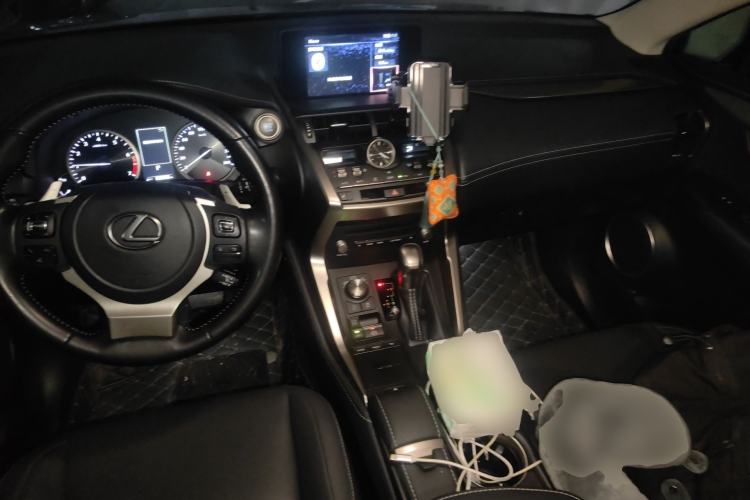 Used Lexus NX 2020 200 Front-Wheel Drive Vmotion Edition China VI Standard Center Console