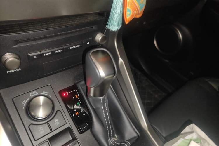 Used Lexus NX 2020 200 Front-Wheel Drive Vmotion Edition China VI Standard Gear Lever