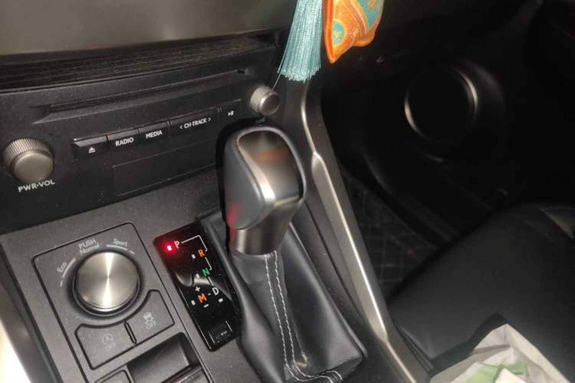 Used Lexus NX 2020 200 Front-Wheel Drive Vmotion Edition China VI Standard Gear Lever