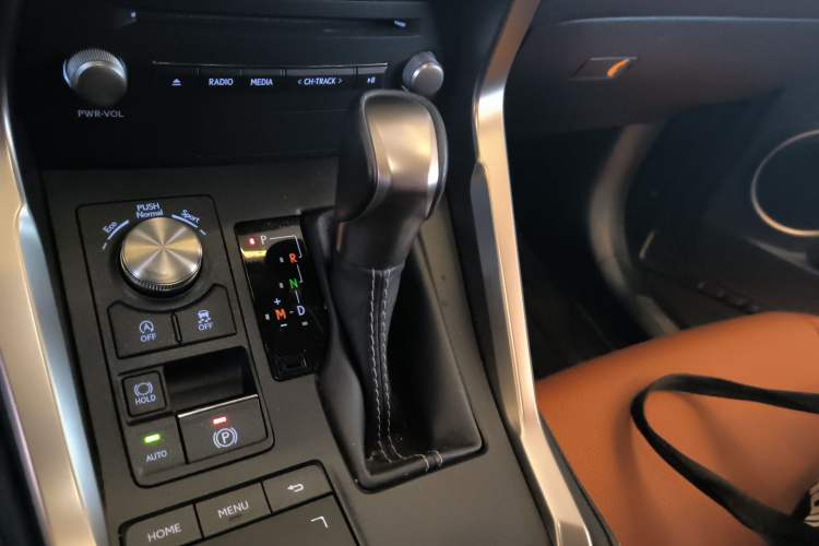 Used Lexus NX 2020 200 Front-Wheel Drive Freeline Edition China VI Standard Gear Lever