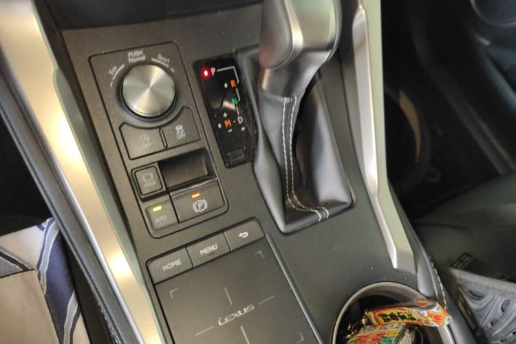 Used Lexus NX 2020 200 Front-Wheel Drive Vmotion Edition China VI Standard Gear Lever