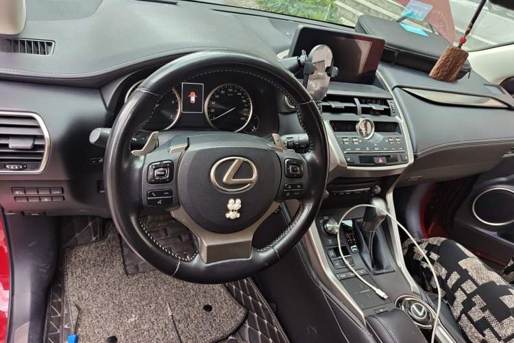 Used Lexus NX 2020 200 Front-Wheel Drive Vmotion Edition China VI Standard Center Console