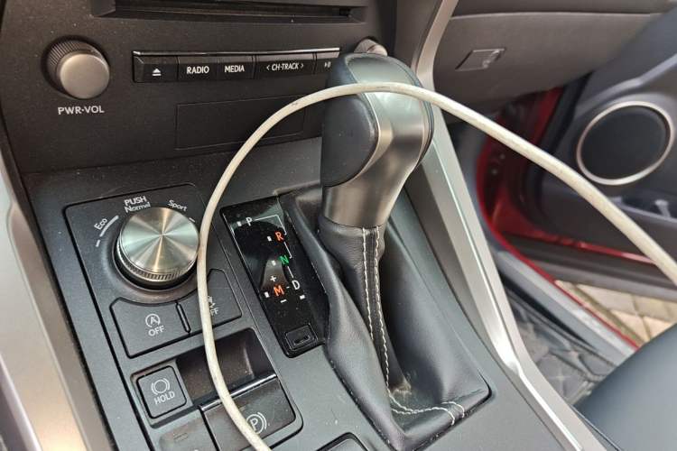 Used Lexus NX 2020 200 Front-Wheel Drive Vmotion Edition China VI Standard Gear Lever