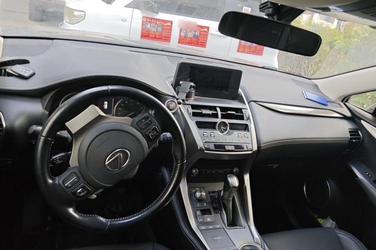 Used Lexus NX 2020 200 Front-Wheel Drive Vmotion Edition China VI Standard Center Console