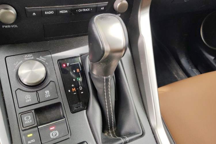 Used Lexus NX 2020 200 Front-Wheel Drive Vmotion Edition China VI Standard Gear Lever