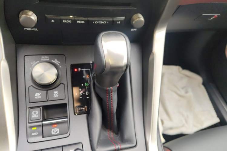 Used Lexus NX 2020 300h Front-Drive Fēngyuè Version China VI Standard Gear Lever