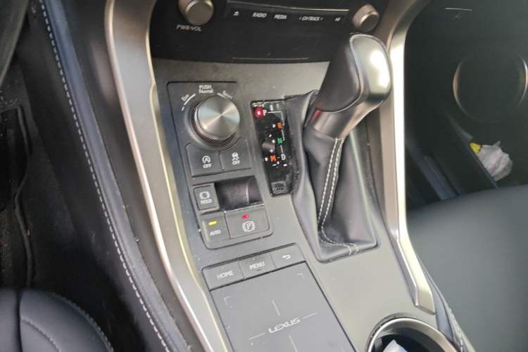 Used Lexus NX 2020 200 Front-Wheel Drive Vmotion Edition China VI Standard Gear Lever