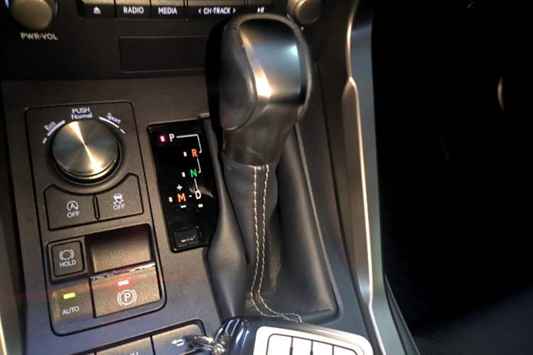 Used Lexus NX 2020 200 Front-Wheel Drive Freeline Edition China VI Standard Gear Lever