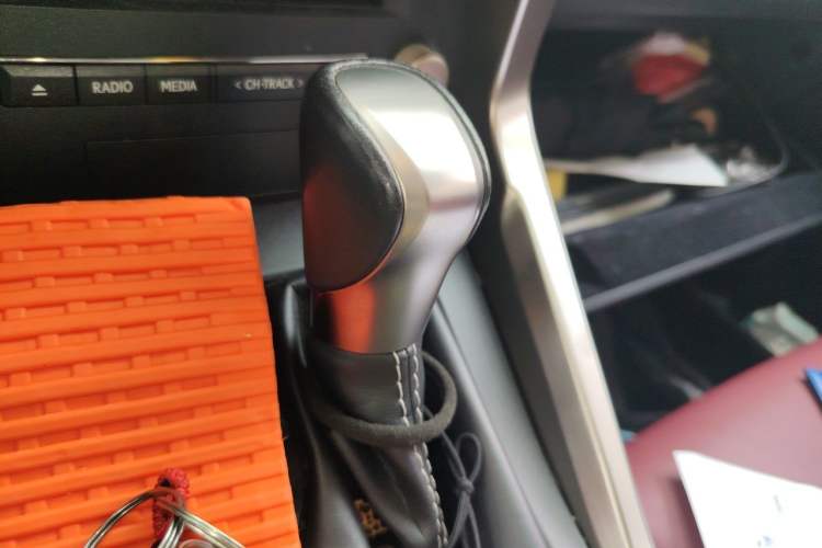 Used Lexus NX 2020 300h Front-Drive FENGSHANG Version China VI Standard Gear Lever