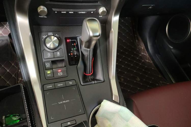 Used Lexus NX 2020 200 Front-Wheel Drive Freeline Edition China VI Standard Gear Lever