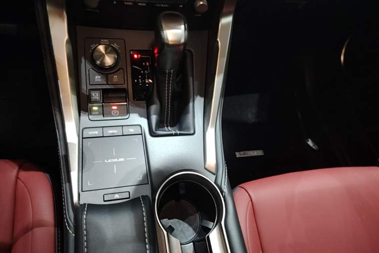 Used Lexus NX 2020 300h Front-Drive FENGSHANG Version China VI Standard Gear Lever