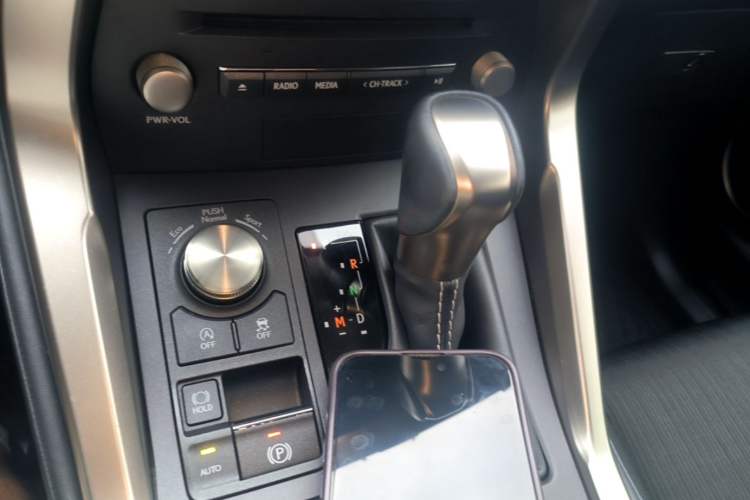 Used Lexus NX 2020 200 Front-Wheel Drive Freeline Edition China VI Standard Gear Lever