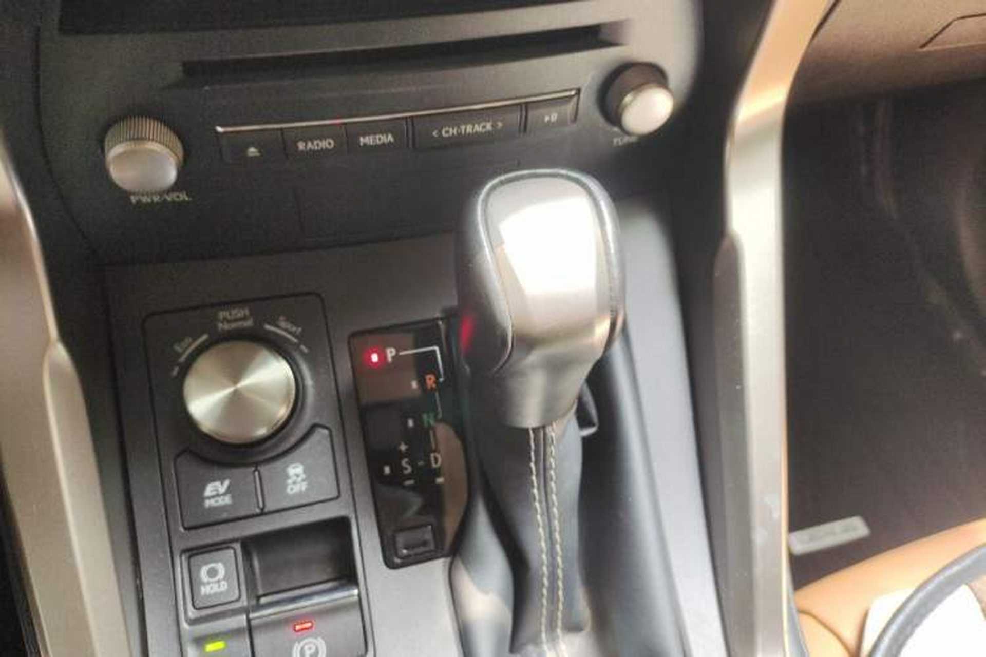 Used Lexus NX 2020 300h Front-Drive FENGSHANG Version China VI Standard Gear Lever