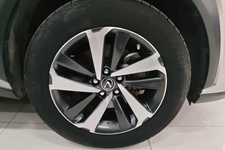 Used Lexus NX 2020 300h All-Wheel Drive FENGZHI Version China VI Standard Right Front Wheel Hub