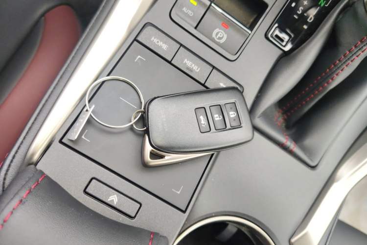 Used Lexus NX 2020 300h Front-Drive Fēngyuè Version China VI Standard Vehicle Key
