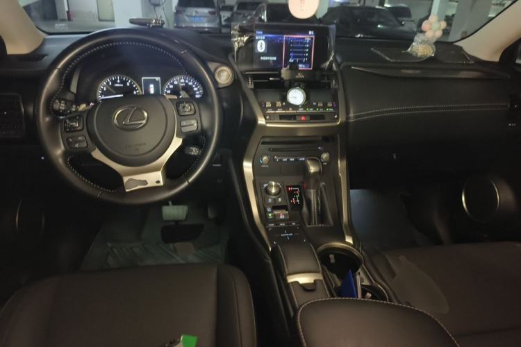 Used Lexus NX 2020 200 Front-Wheel Drive Vmotion Edition China VI Standard Center Console